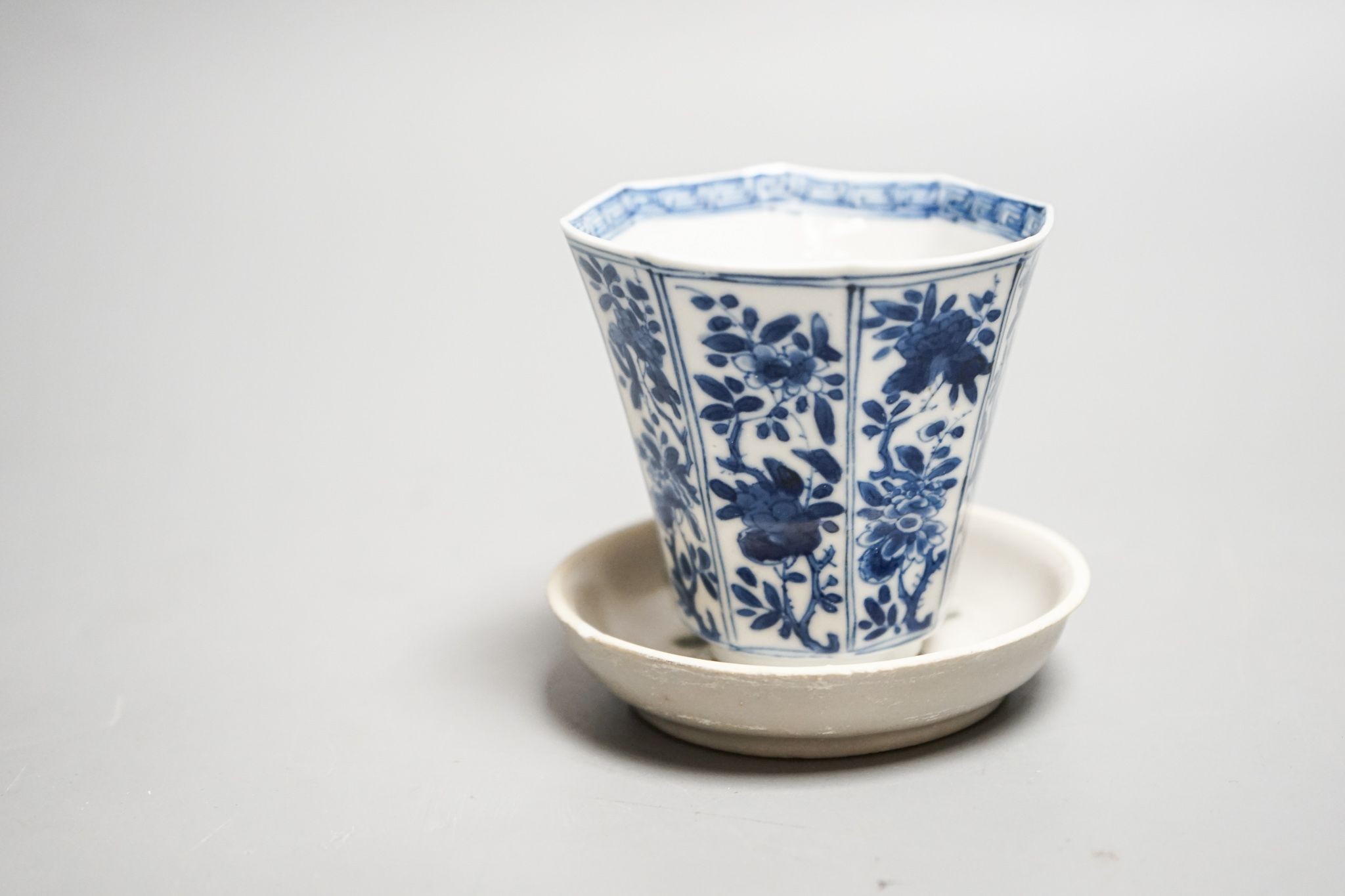 A Chinese Kangxi blue and white cup, 7cm and a Teksing cargo dish